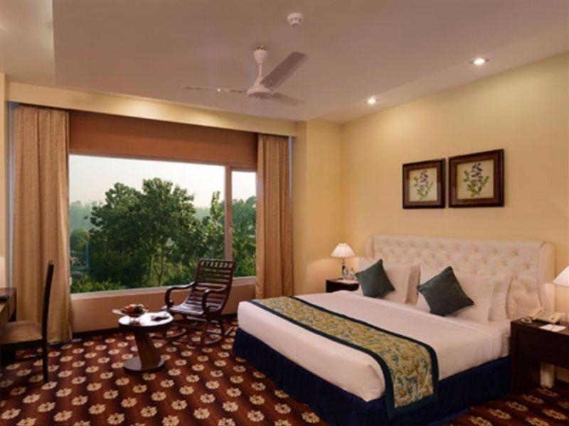 M B Greens Clarks Inn Moradabad Εξωτερικό φωτογραφία
