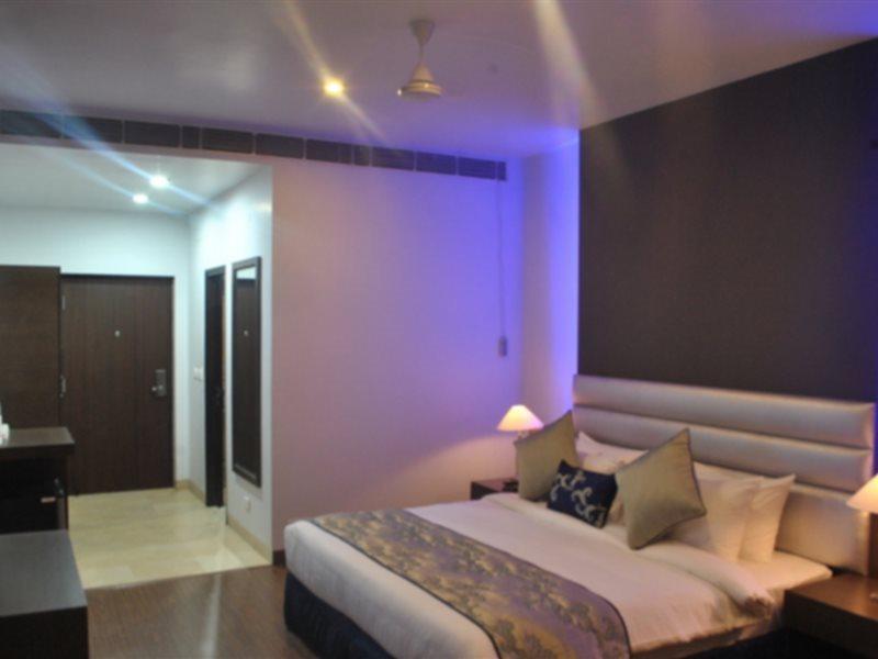M B Greens Clarks Inn Moradabad Εξωτερικό φωτογραφία