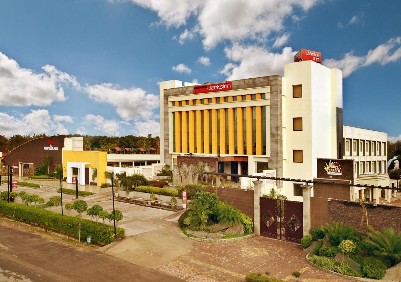M B Greens Clarks Inn Moradabad Εξωτερικό φωτογραφία